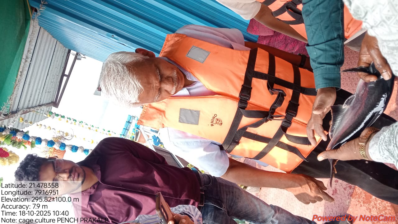 Visit of Hon’ble Dr. Niteen Patil, Vice Chancellor, MAFSU, Nagpur to Cage fish culture units at Pench Reservoir  on 18102025 (2).jpg